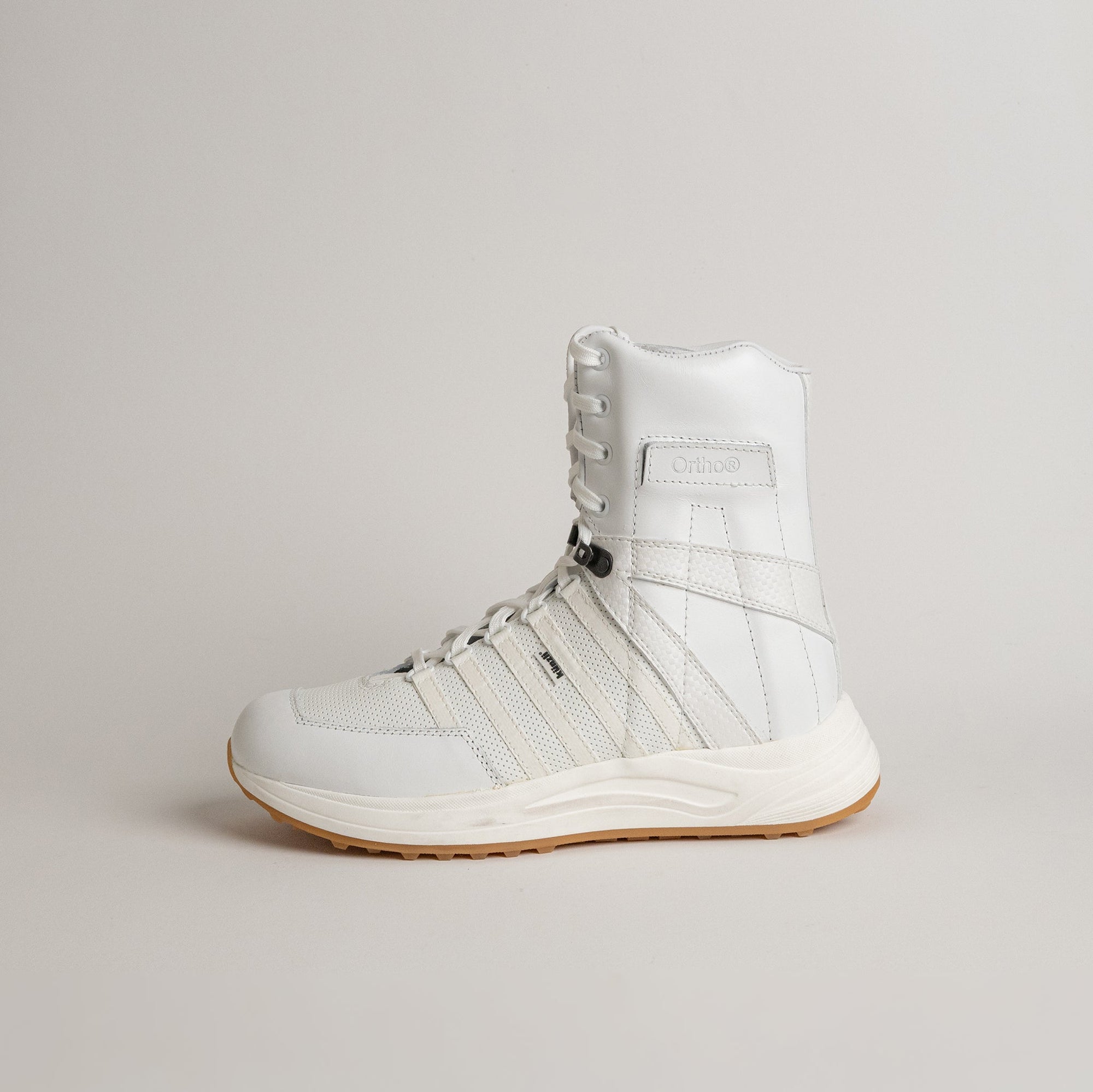 Weißer Kuenzli Schuhe Stiefel mit hohem Schaft und Schnürung, ideal für Outdoor-Aktivitäten.