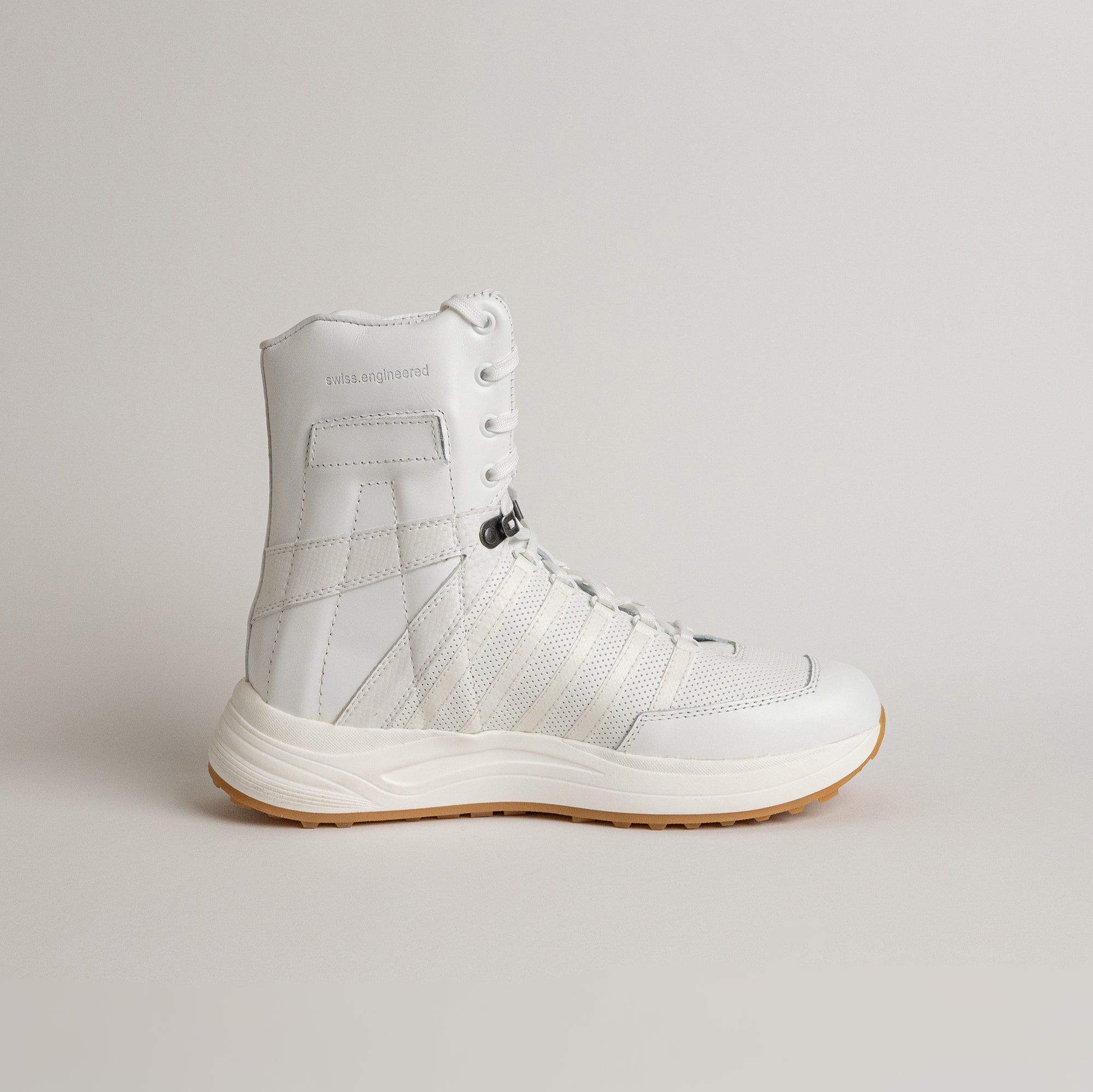 Weißer, hoher Sneaker von Kuenzli Schuhe mit Gummisohle, ideal für urbanes Training.