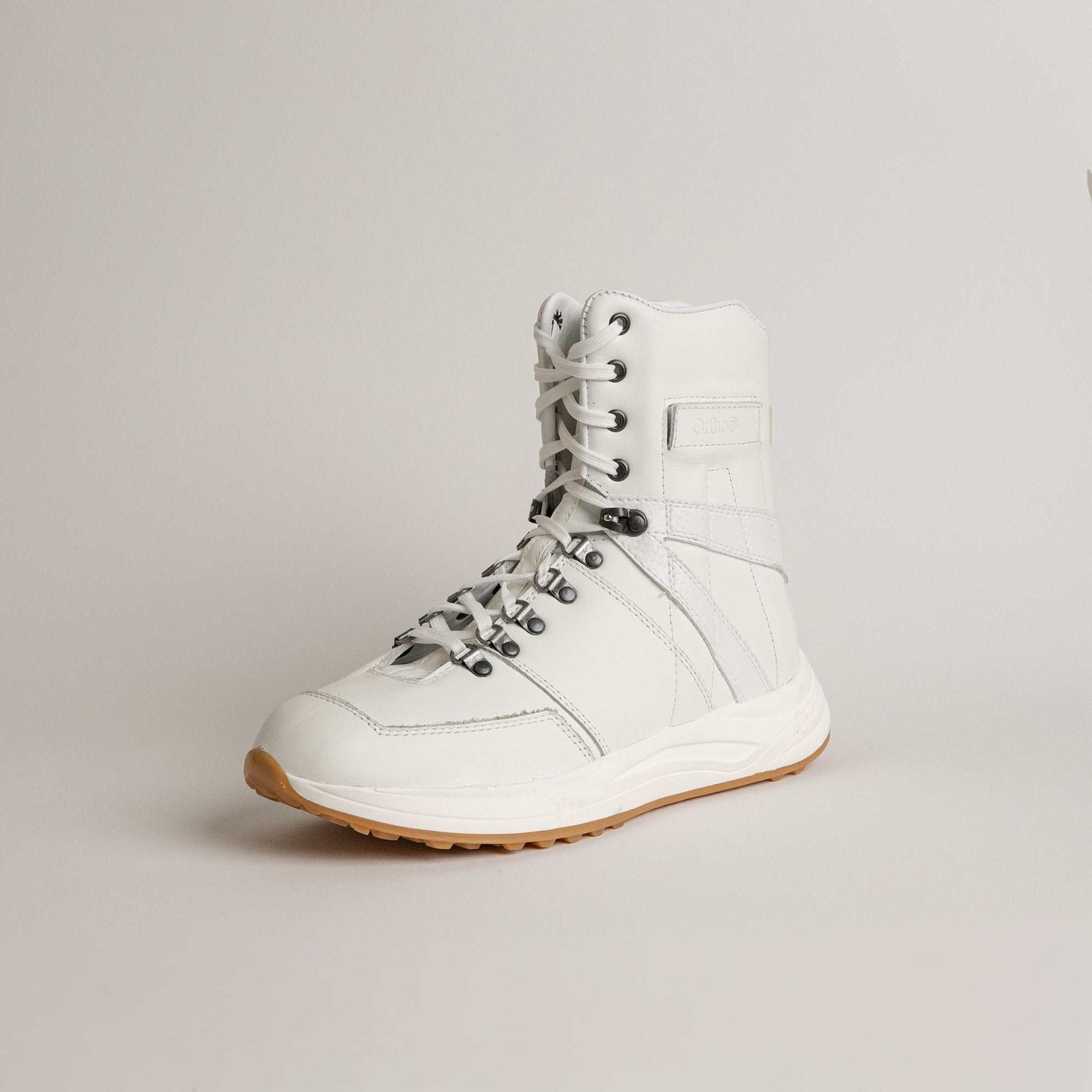 Ein weißer Kuenzli Schuhe Stiefel mit robusten Schnürsenkeln auf neutralem Hintergrund.