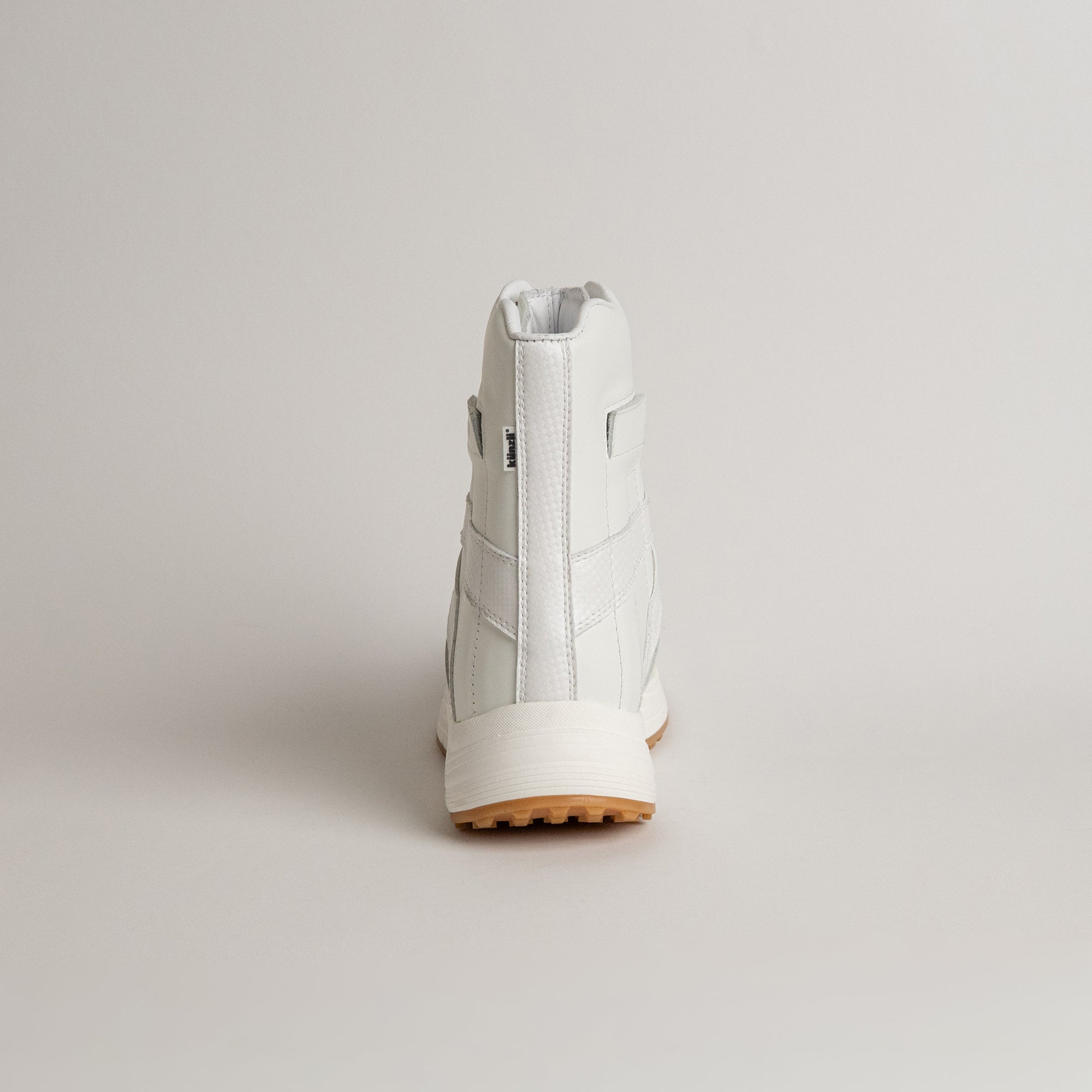 Weißer Kuenzli Schuh aus Leder, Rückansicht, auf hellem Hintergrund präsentiert.