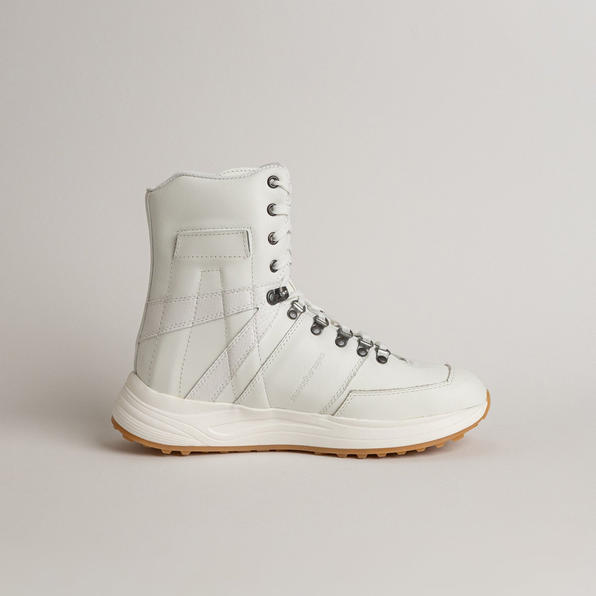 Weißer Lederstiefel von Kuenzli Schuhe mit robustem Profil für Outdoor-Aktivitäten.