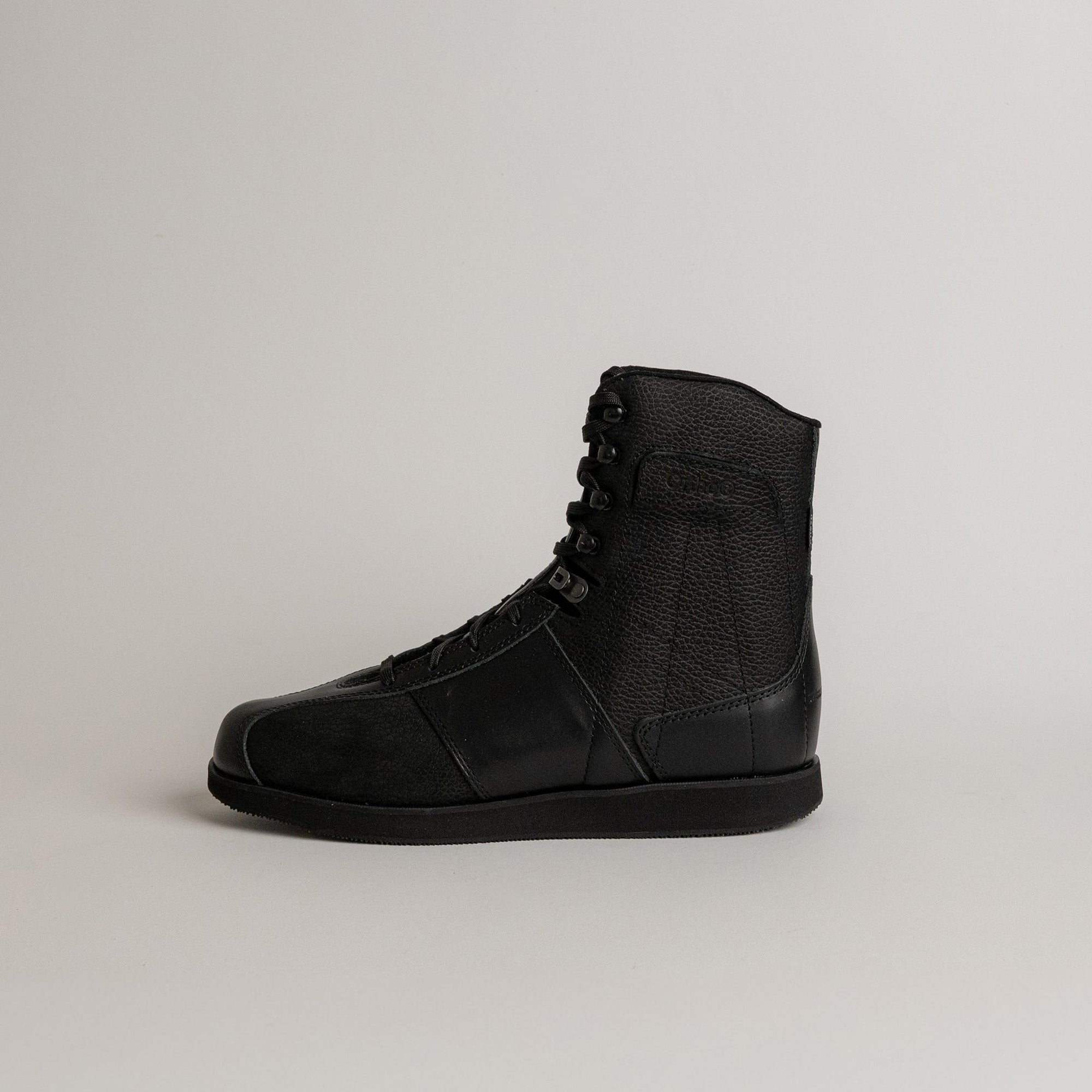 Schwarzer Lederstiefel von Kuenzli Schuhe, seitlich fotografiert, auf hellem Hintergrund.