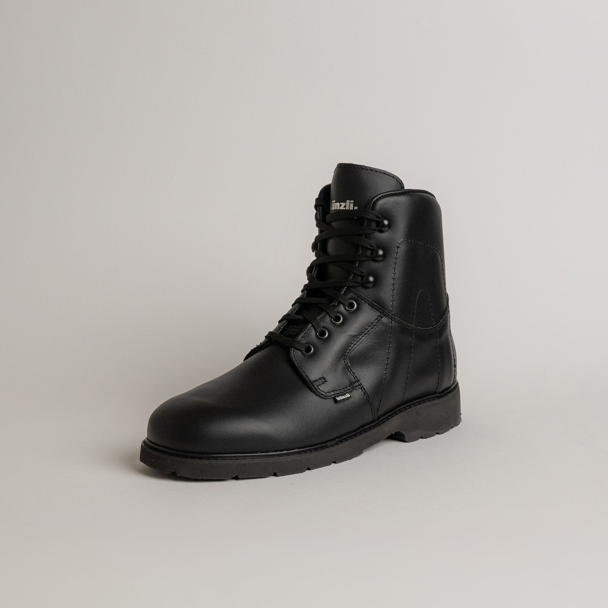 Schwarzer Lederstiefel von Kuenzli Schuhe auf neutralem Hintergrund, robust und stilvoll.