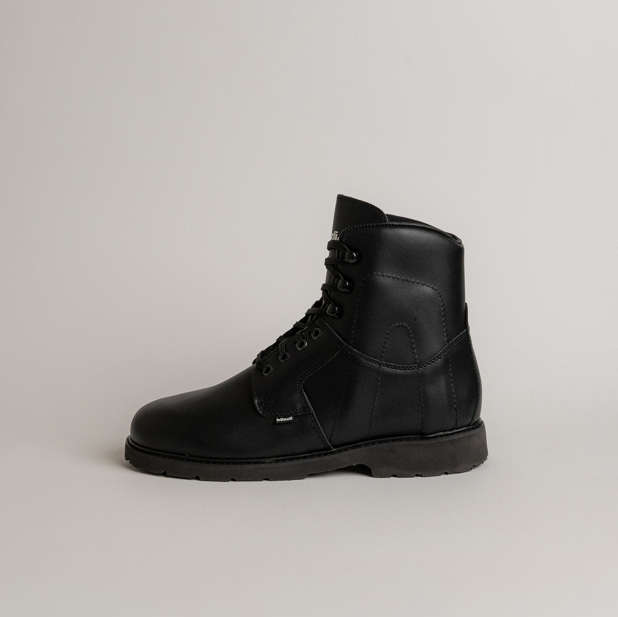 Schwarzer Lederstiefel von Kuenzli Schuhe auf neutralem Hintergrund, ideal für Outdoor-Aktivitäten.