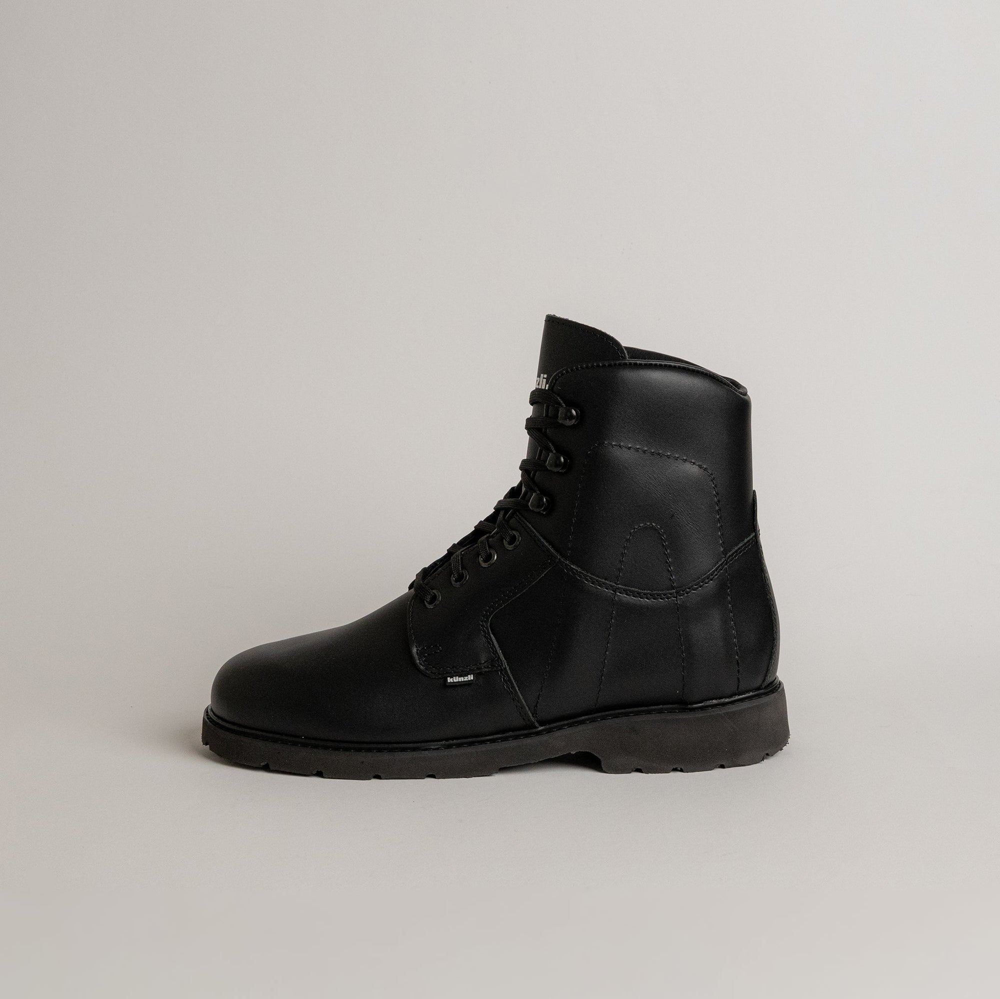 Schwarzer Lederstiefel von Kuenzli Schuhe, ideal für Outdoor-Aktivitäten und robusten Einsatz.