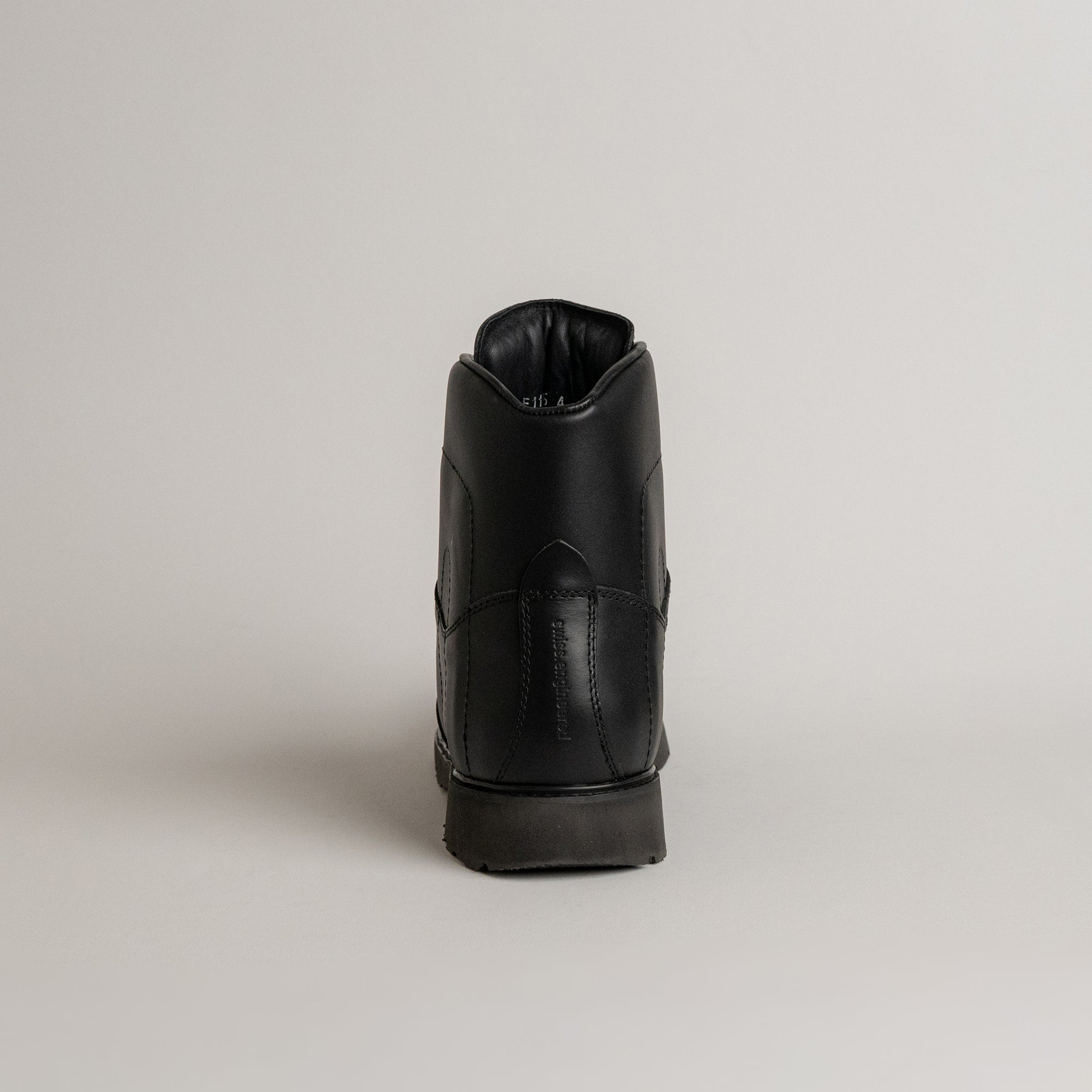 Schwarzer Lederschuh von Kuenzli Schuhe, Rückansicht, auf neutralem Hintergrund.