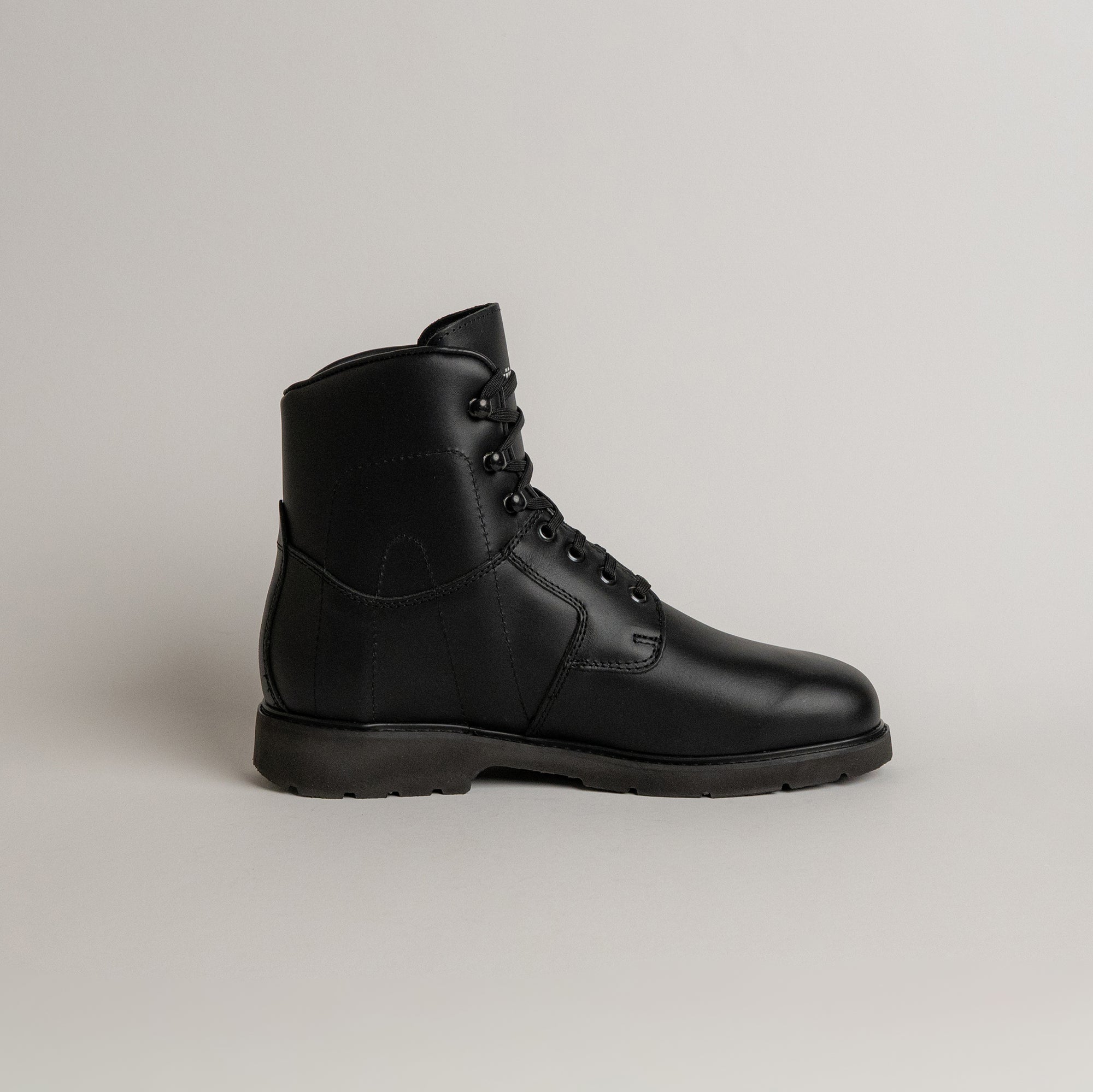 Schwarzer Lederstiefel von Kuenzli Schuhe auf neutralem Hintergrund, ideal für Outdoor-Aktivitäten.