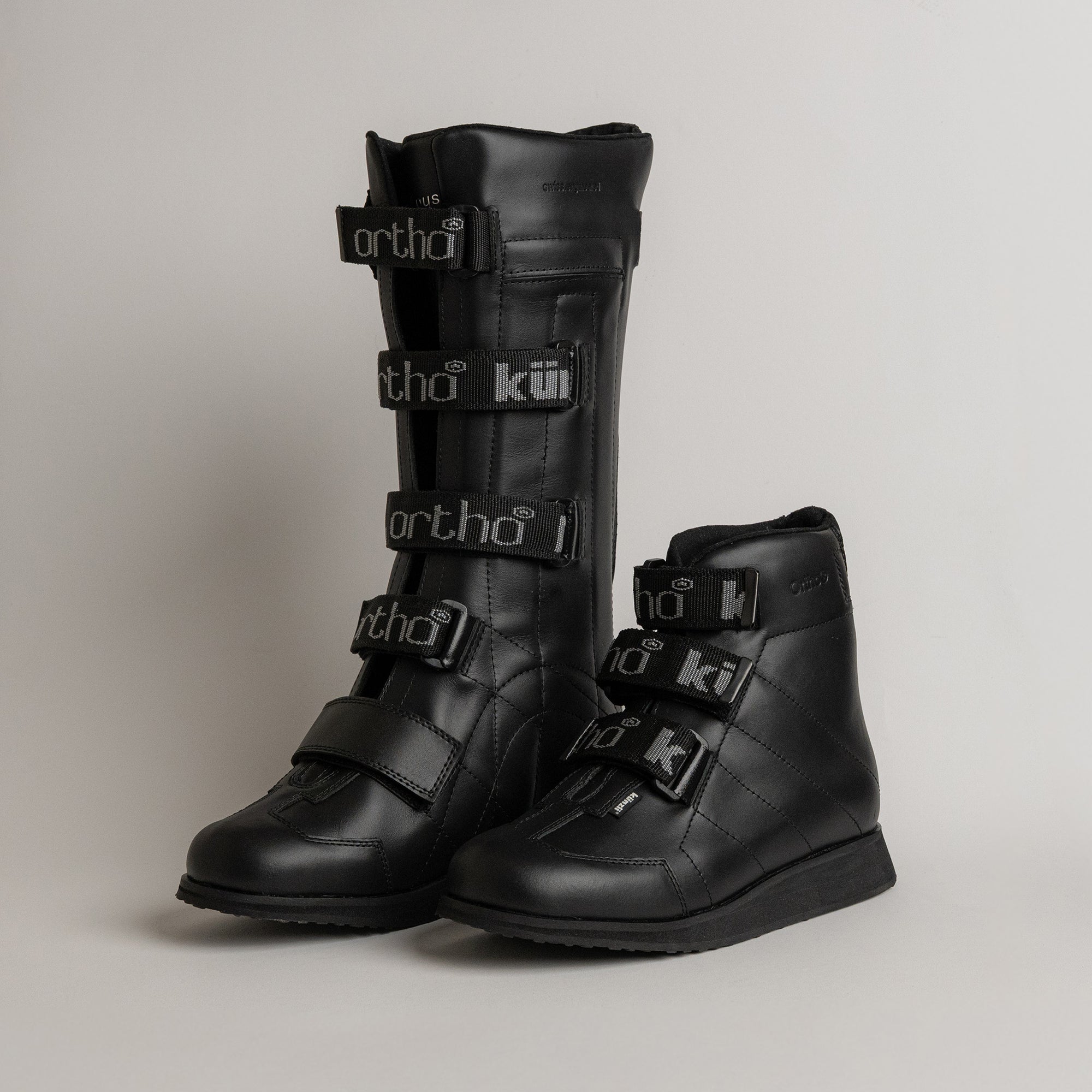 Schwarze orthopädische Stiefel von Kuenzli Schuhe mit Klettverschlüssen, ideal für Stabilität und Komfort.