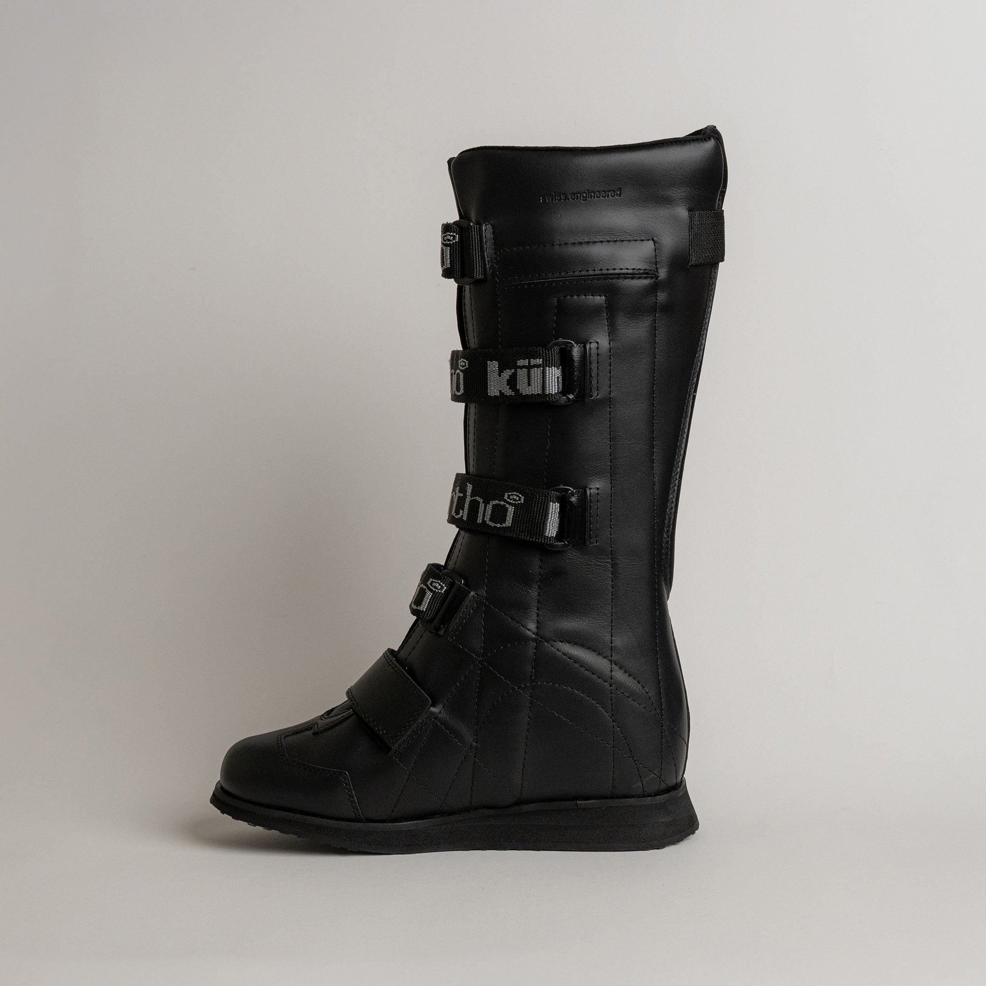 Schwarzer Lederstiefel von Kuenzli Schuhe mit Klettverschlüssen, ideal für Outdoor-Aktivitäten.