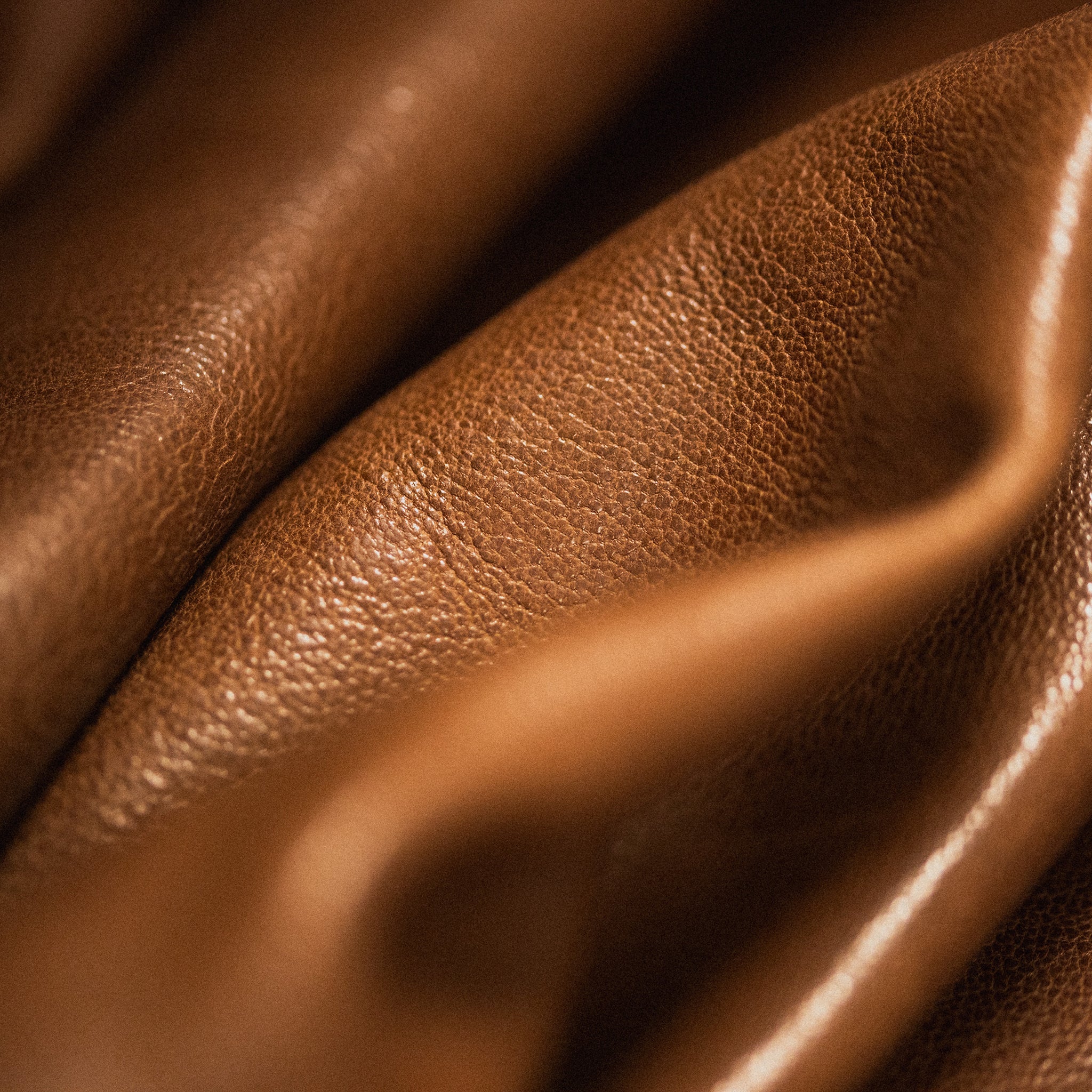 Braunes Leder in Nahaufnahme, ideal für Kuenzli Schuhe, zeigt hochwertige Materialstruktur.