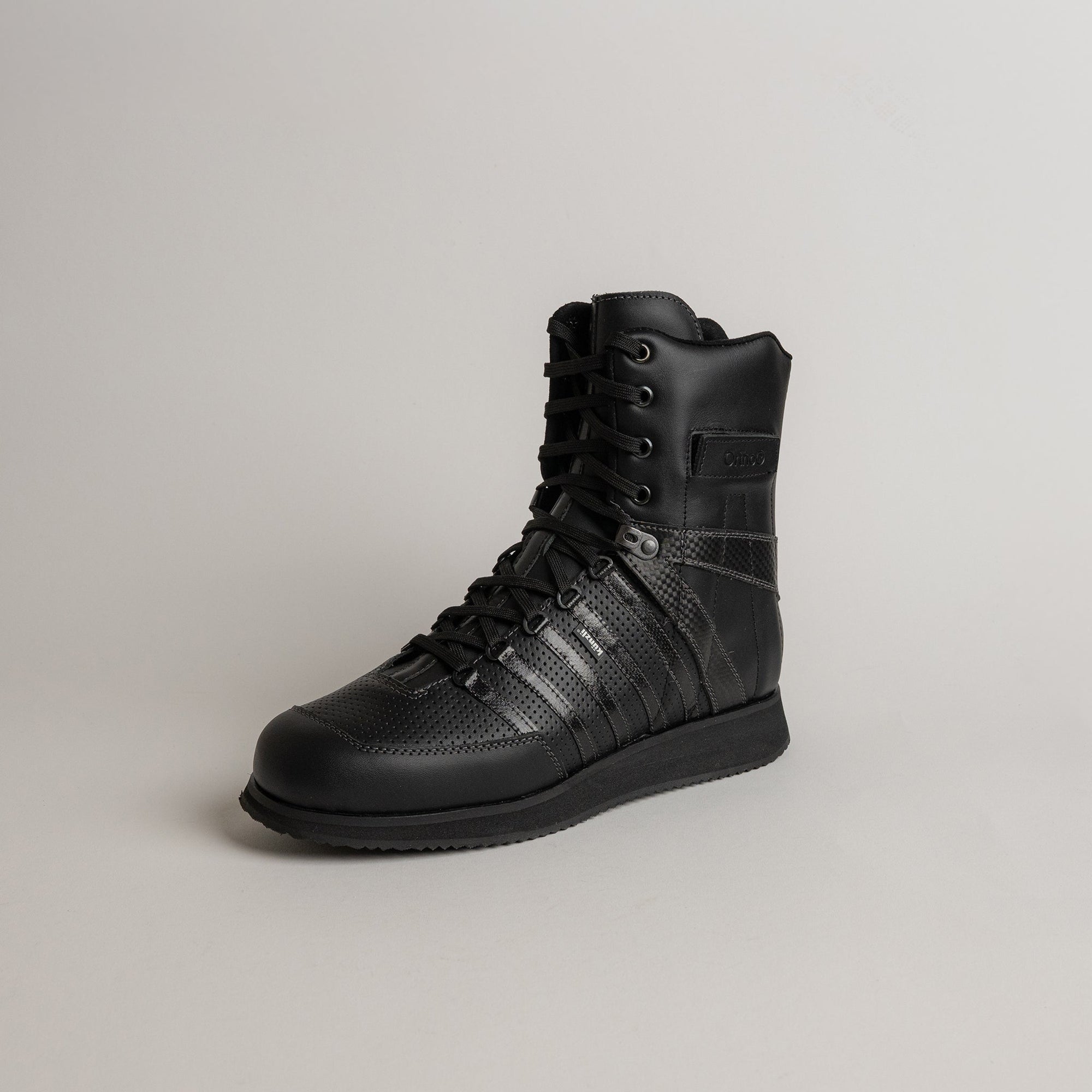 Schwarzer Lederstiefel von Kuenzli Schuhe, ideal für Outdoor-Aktivitäten und Waldtraining.