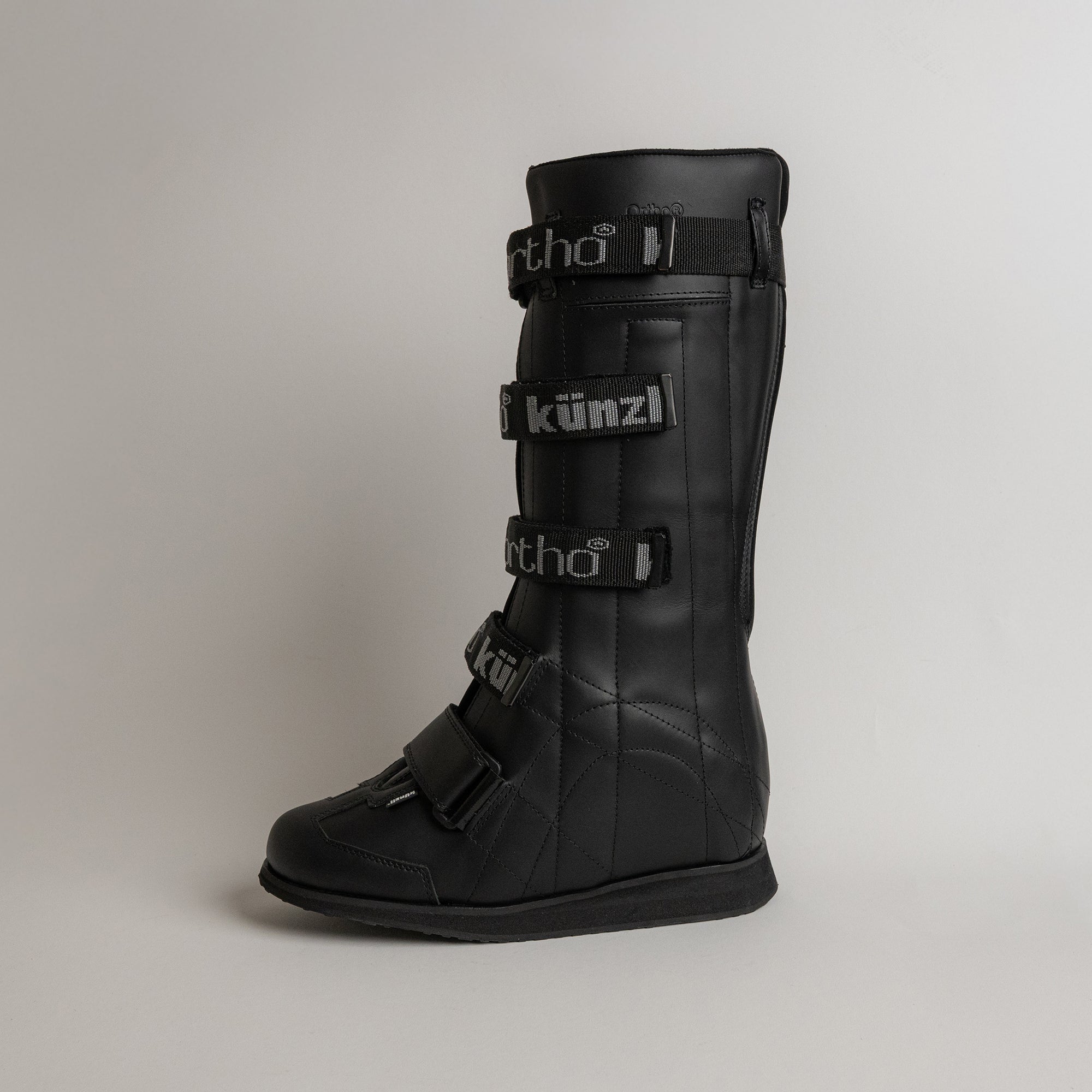 Schwarzer orthopädischer Stiefel von Kuenzli Schuhe mit Klettverschlüssen, ideal für Stabilität.