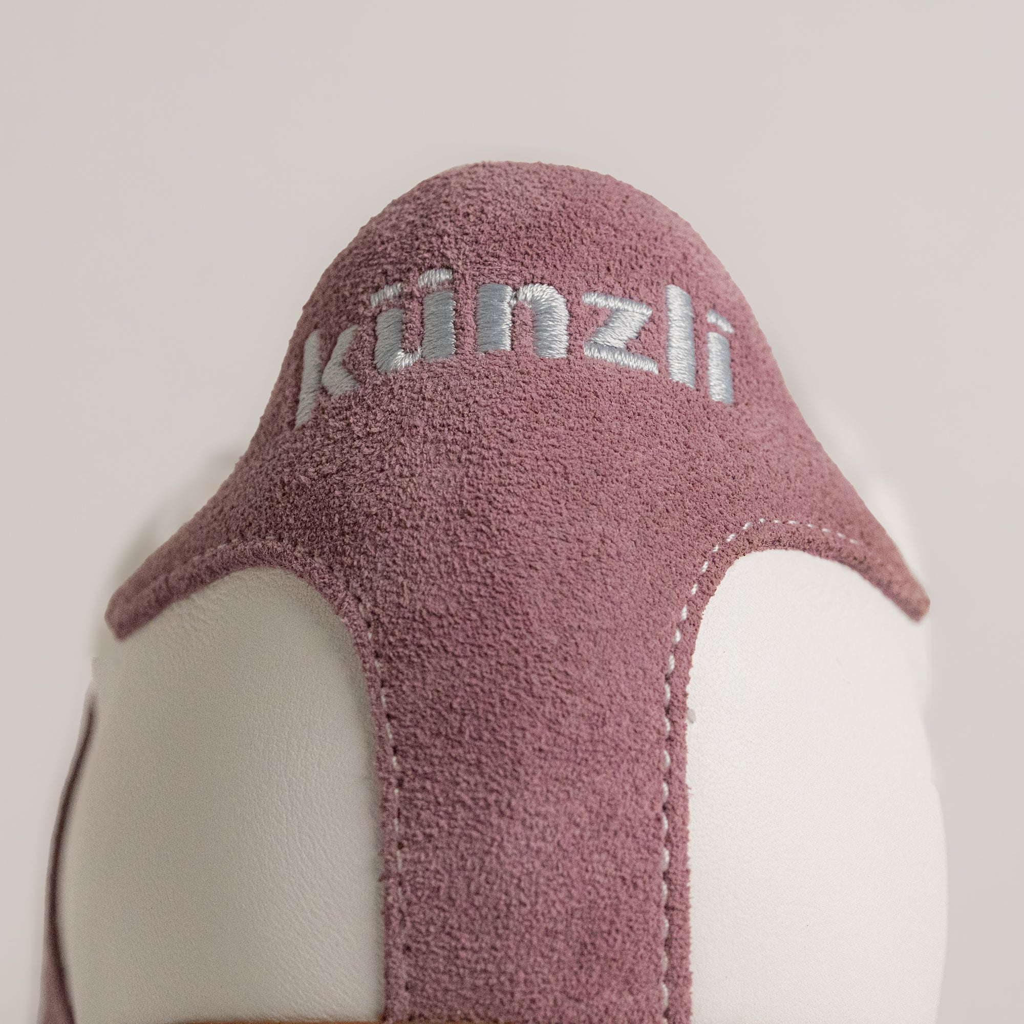 Rosa Wildlederschuh von Kuenzli Schuhe mit gesticktem Logo auf der Ferse.