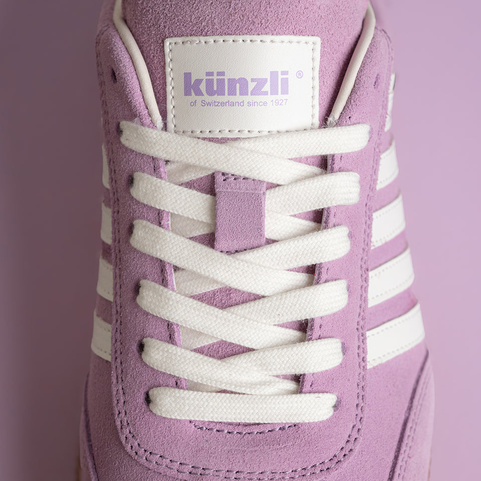 Lila Wildleder-Sneaker von Kuenzli Schuhe mit weißen Schnürsenkeln und Streifen.